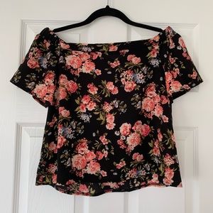 3 for $20 ⭐️ Black Floral off-the-shoulder top